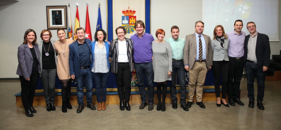 Siliva Buabent, actual directora del Instituto de la Mujer, junto con el equpo de gobierno fuenlabreño, del que ella formó parte.