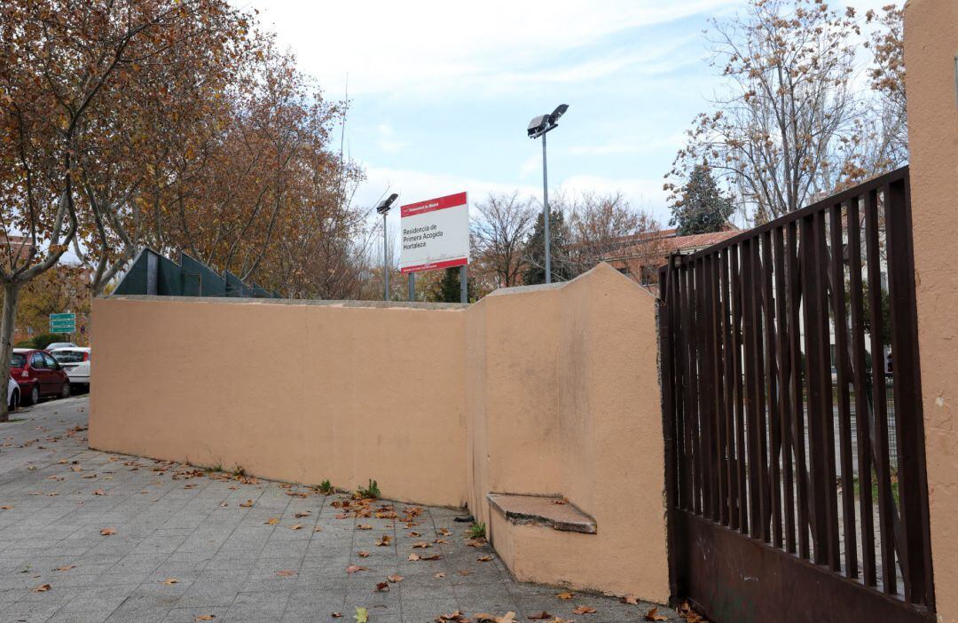 Puerta principal del Centro de Menores de Hortaleza donde la policía investiga el lanzamiento de una granada al patio del mismo, en Madrid (España), a 4 de diciembre de 2019.