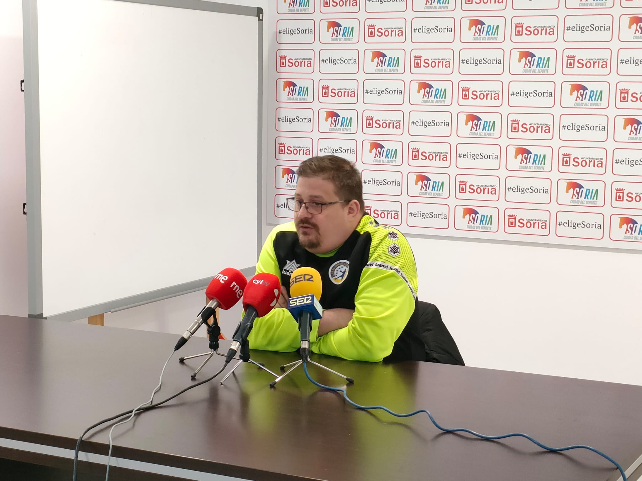 Jordi Lluelles, entrenador del BM Soria, en rueda de prensa.