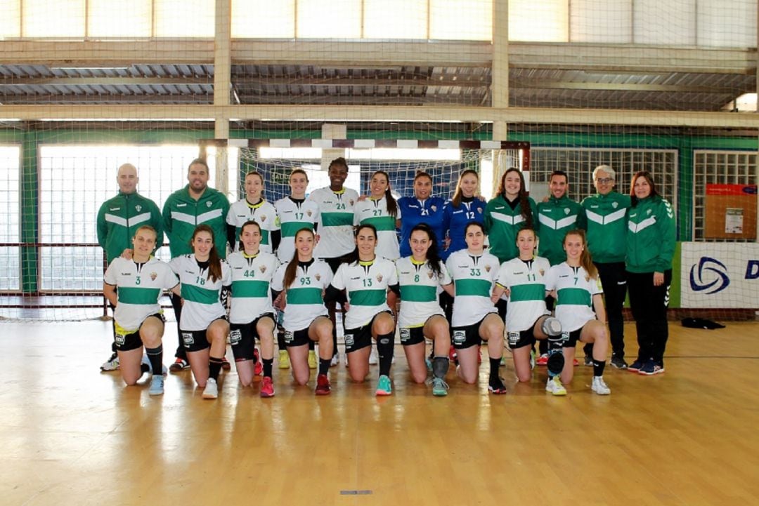 El primer equipo femenino del Club Balonmano Elche posa en Carrús