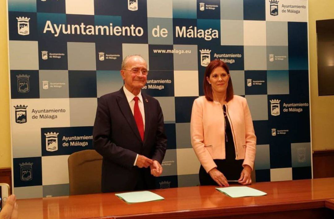 El alcalde de Málaga, Francisco de la Torre y la nueva portavoz de Cs en el Ayuntamiento de Málaga, Noelia Losada, el día de la firma del pacto de cogobierno en junio de 2019