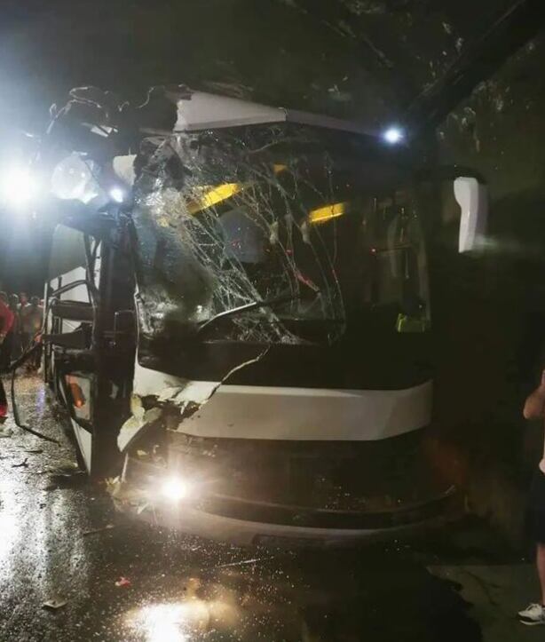 Así quedó el autobús que transportaba a la selección búlgara de fútbol.