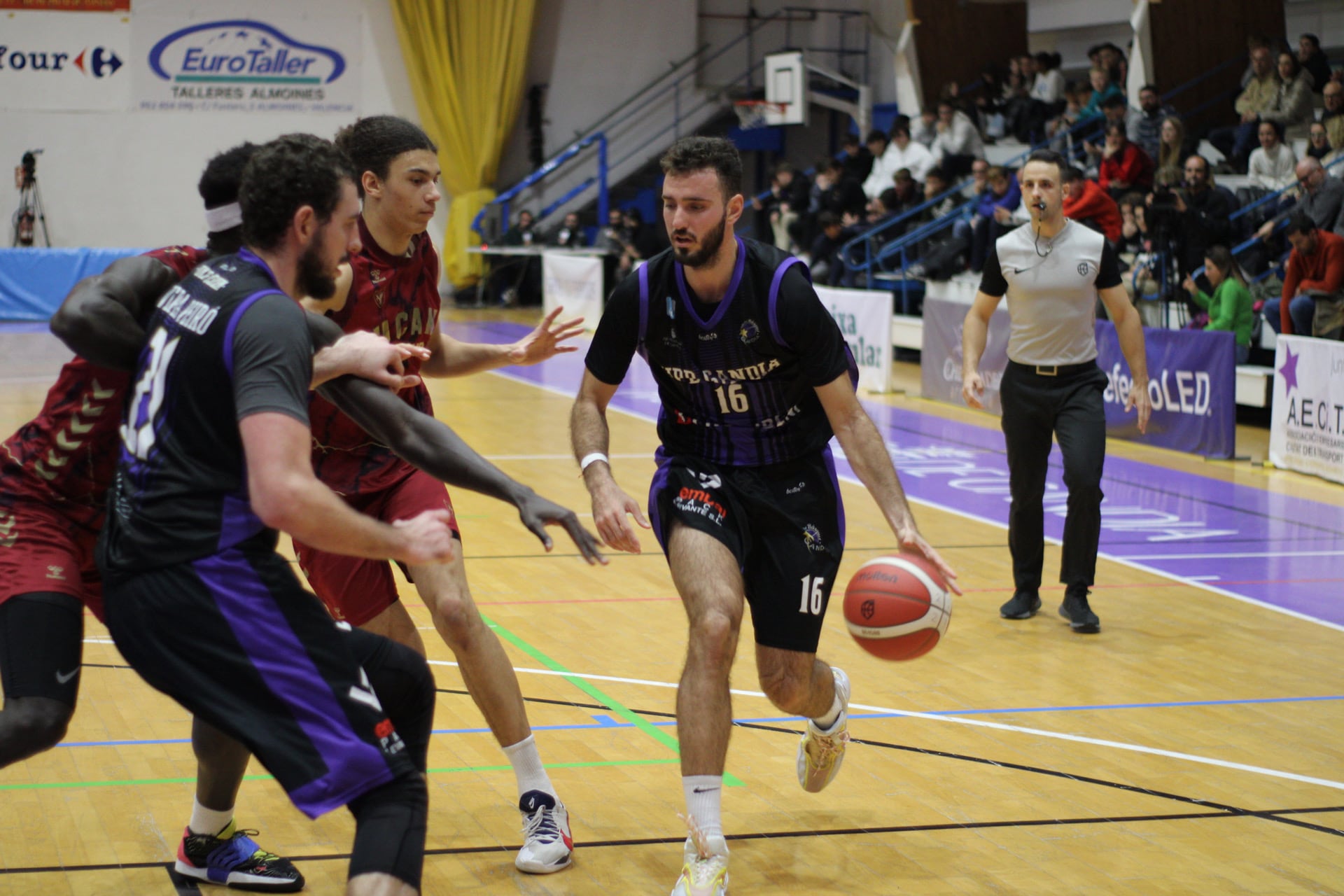 Javi Soler en una jugada contra el UCAM Murcia