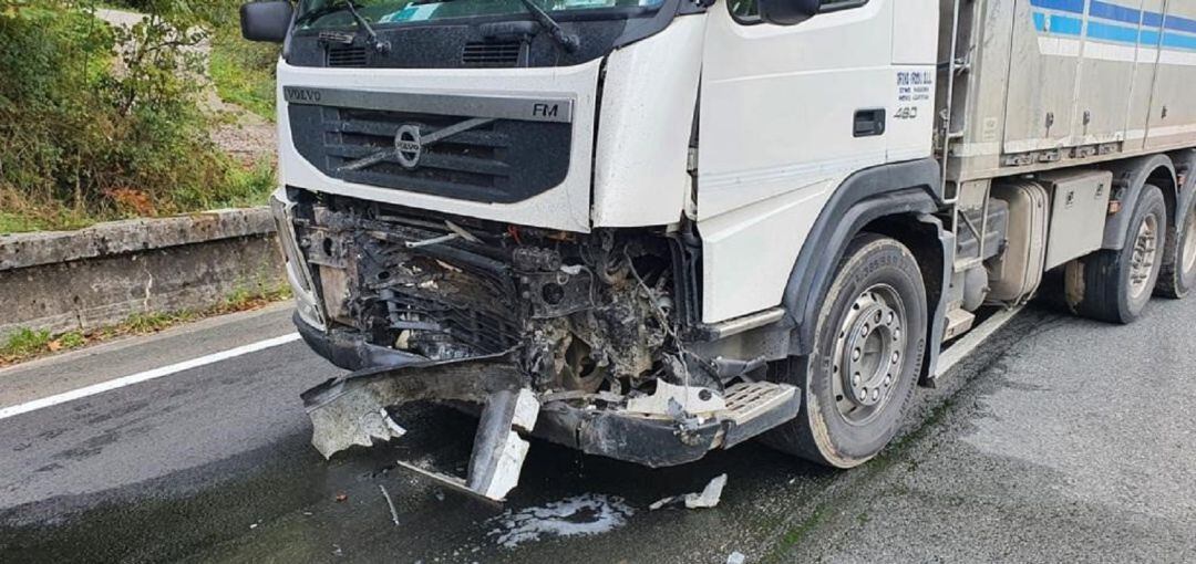 Imagen del camión tras la colisión mortal.