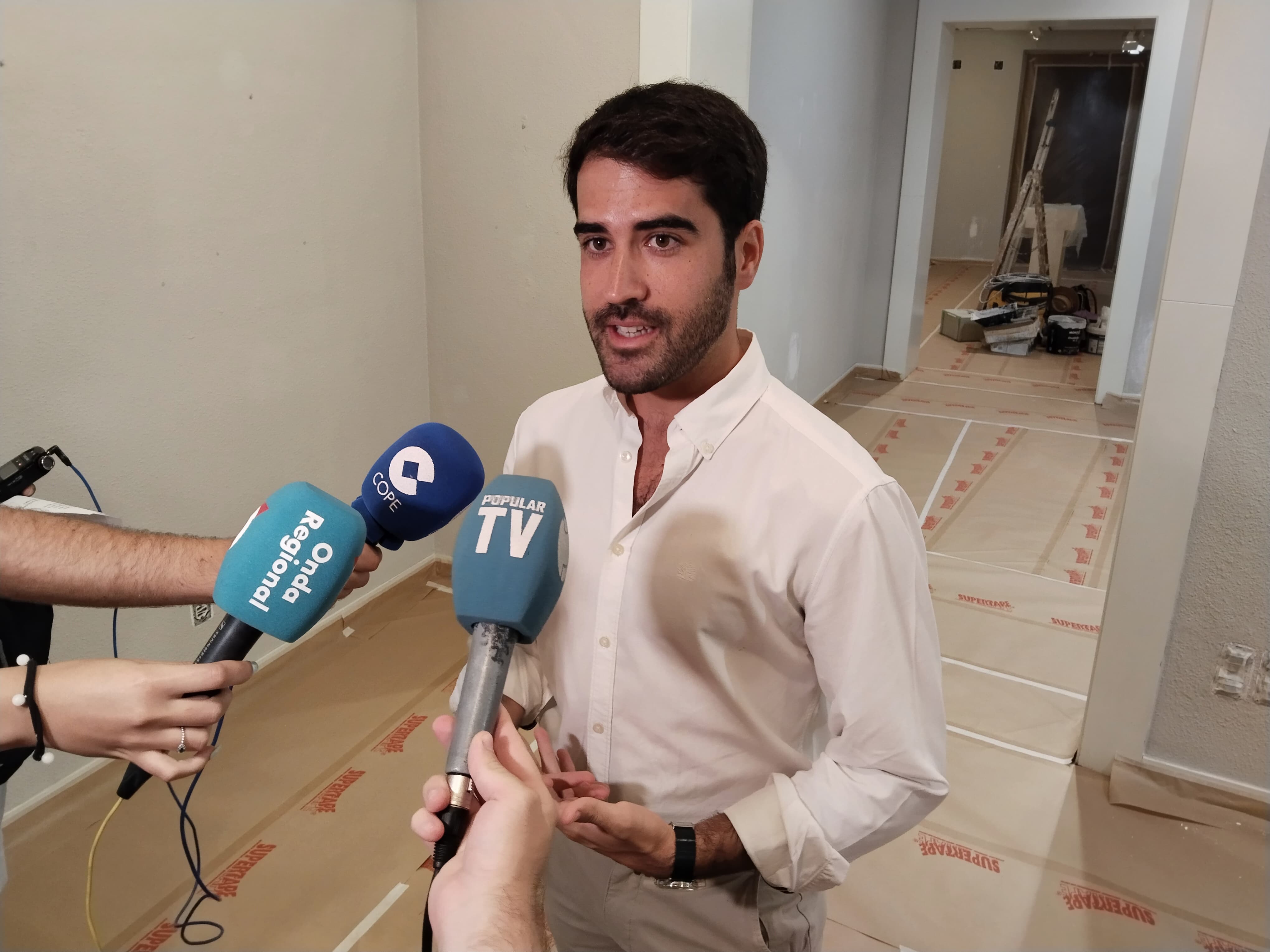 Diego Avilés, concejal de Cultura e Identidad del Ayuntamiento de Murcia, atiende a los medios en las instalaciones del Museo Ramón Gaya.