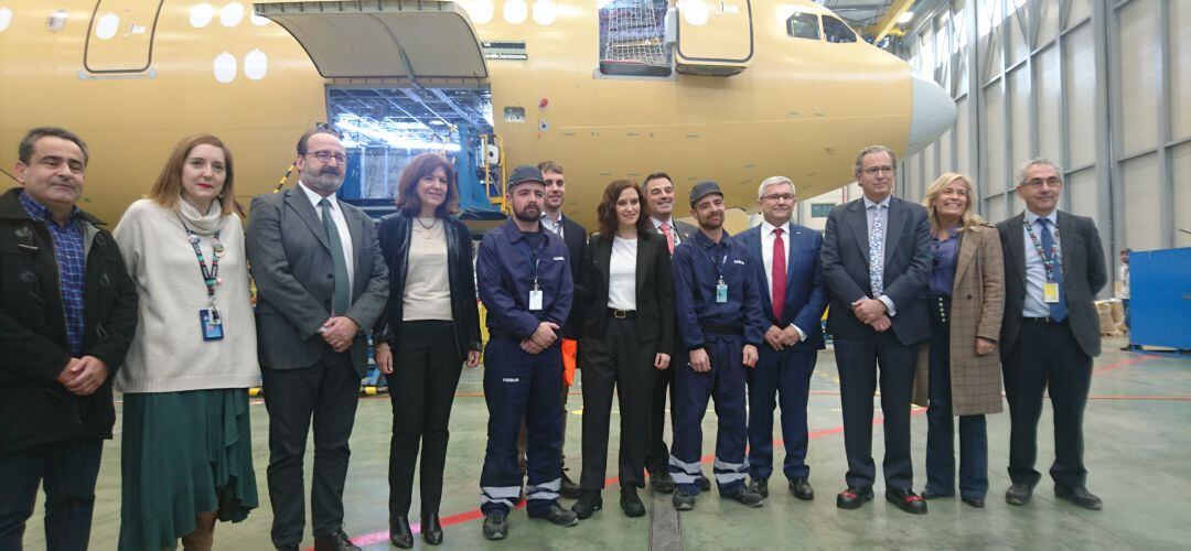 La presidenta de la Comunidad de Madrid, Isabel Dïaz Ayuso, en las instalaciones de Airbus en Getafe