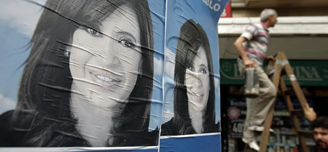 Vista de carteles de la campaña electoral de la presidenta argentina, Cristina Fernández