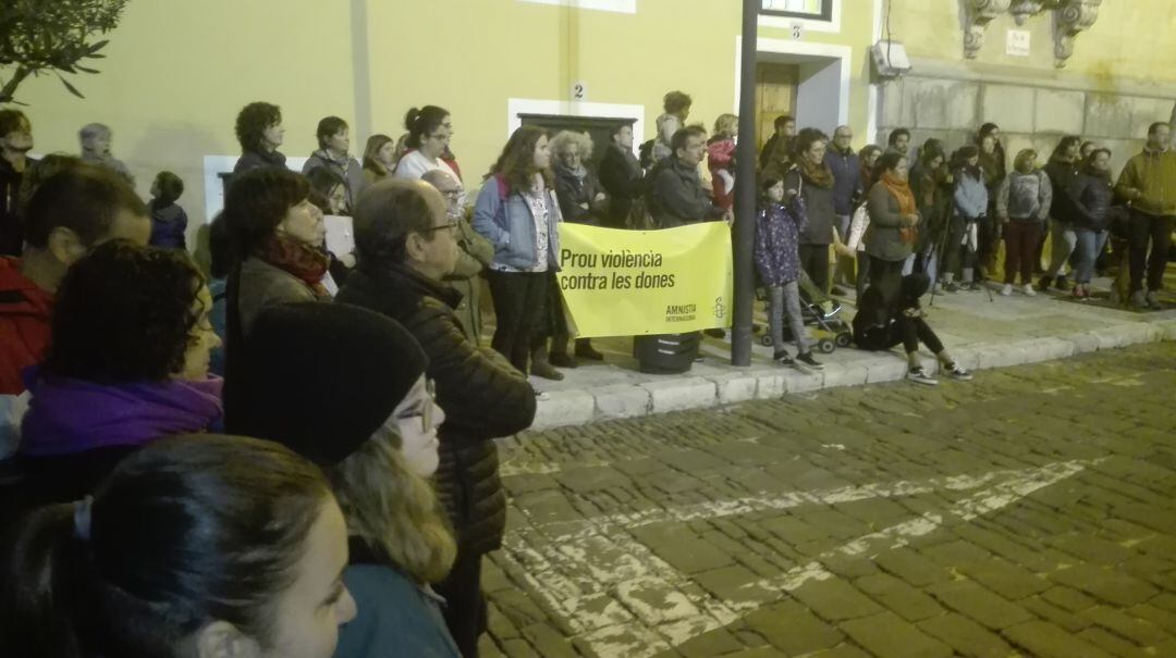 Unes 400 persones van participar a Maó de la concentració contra la violència de gènere.