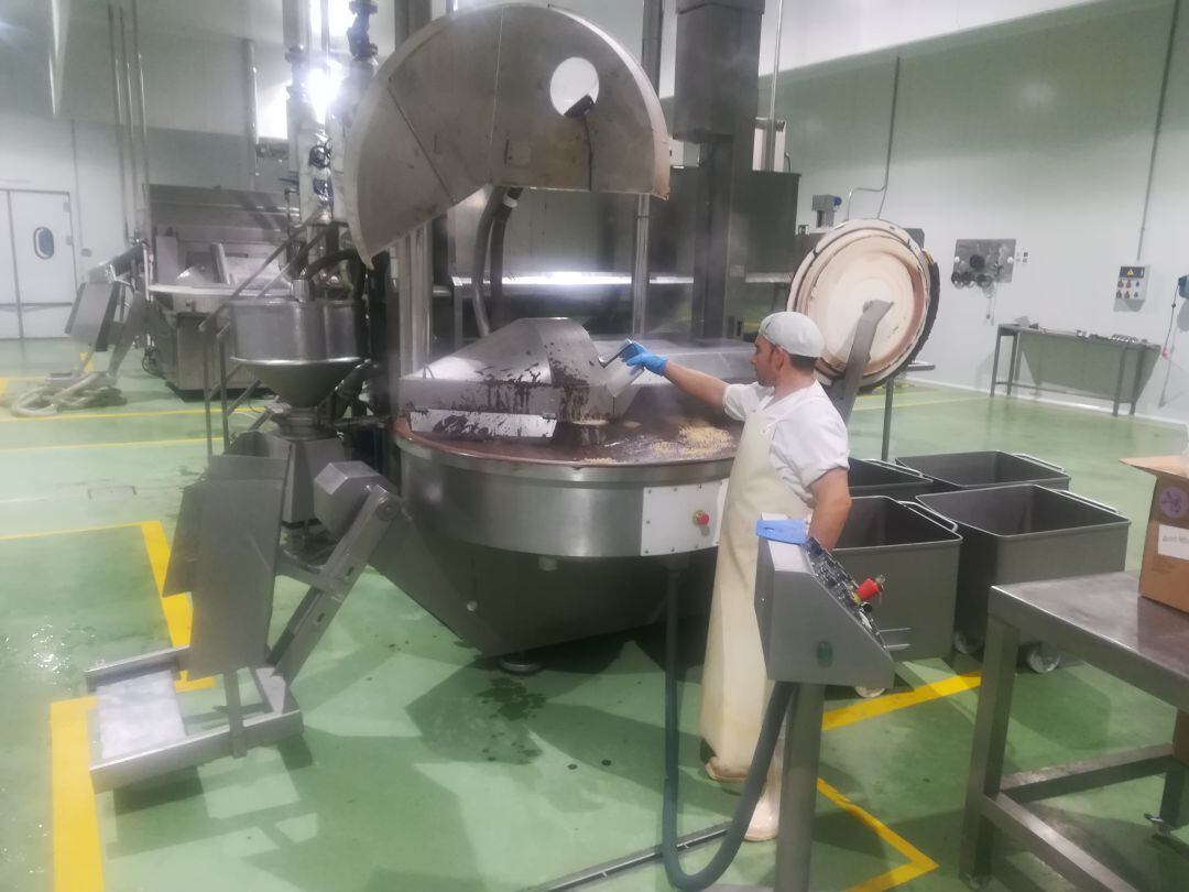 Empleado en la planta de Gourmet Cazorla.