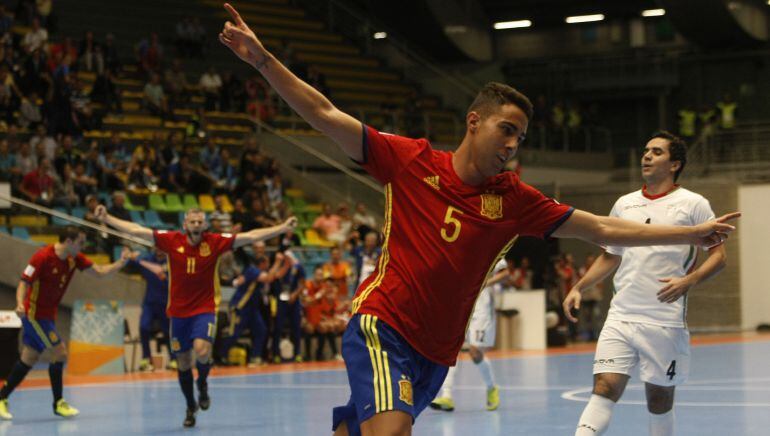 Aicardo celebra un tanto en el partido entre España e Irán.