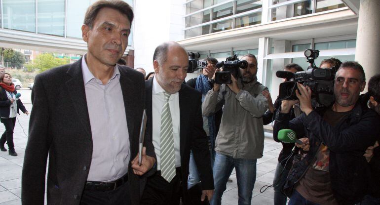 El director general d'Infraestructures.cat, Josep Antoni Rosell, accedint als jutjats del Vendrell, envoltat de càmeres, el 27 d'octubre del 2015. (Horitzontal)