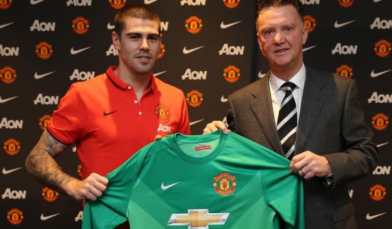 La presentación de Víctor Valdés con el United