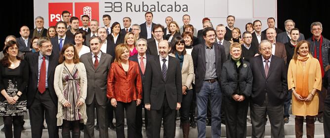 El candidato a liderar el PSE, Alfredo Pérez Rubalcaba, durante la reunión que ha mantenido hoy en Madrid con cerca de medio centenar de diputados, alcaldes, senadores, miembros de Juventudes Socialistas, eurodiputados y cargos destacados del partido que 