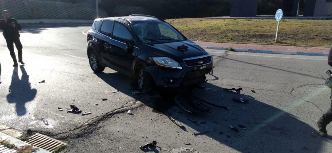 El accidente ocurrió en la rotonda de entrada por el sur a la localidad