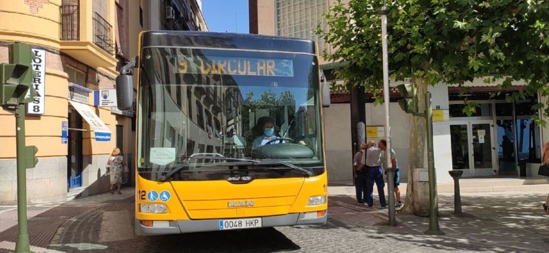 Autobús urbano circulando por el centro de la capital.