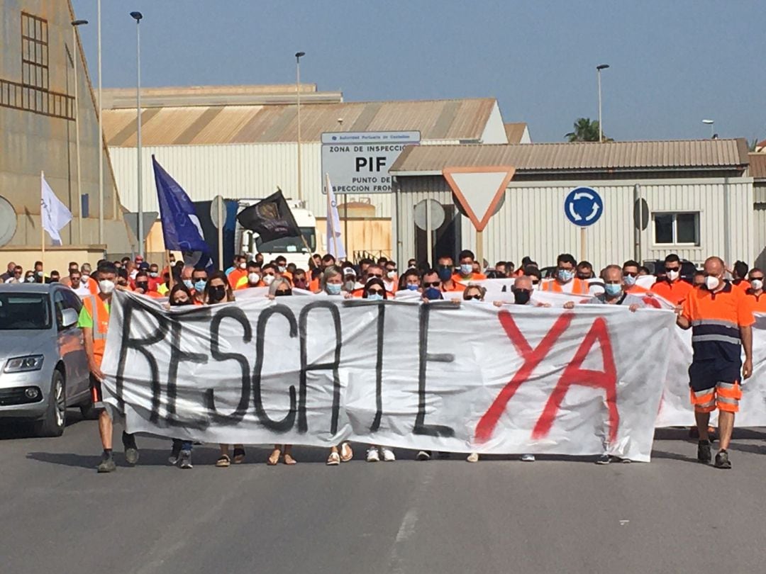 Protestas de los estibadores de Castellón pidiendo mayor celeridad en la búsqueda del compañero desaparecido tras el vuelco de un buque