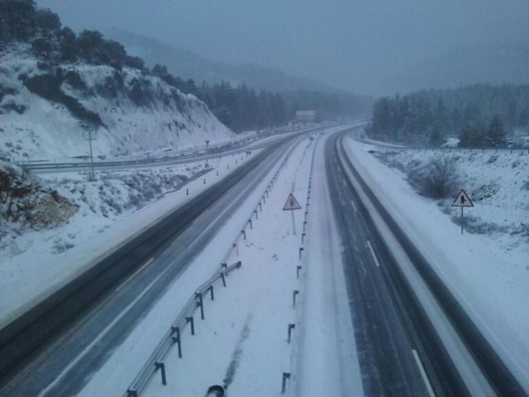 La autovía A-92 a la altura del Puerto de la Mora.