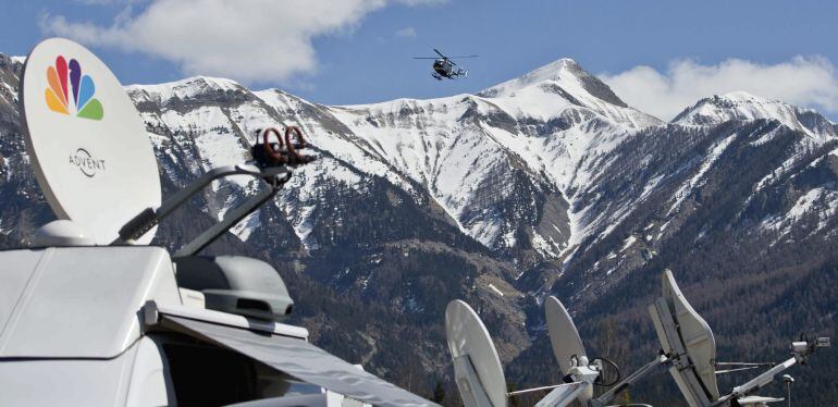 NBG20 SEYNE LES ALPES (FRANCIA) 26/03/2015.- Un helicóptero de los servicios de emergencia sobrevuela unidades móviles de las diferentes cadenas de televisión que permanecen en la zona de Seyne les Alps en Francia hoy, jueves 26 de marzo de 2015. Los serv