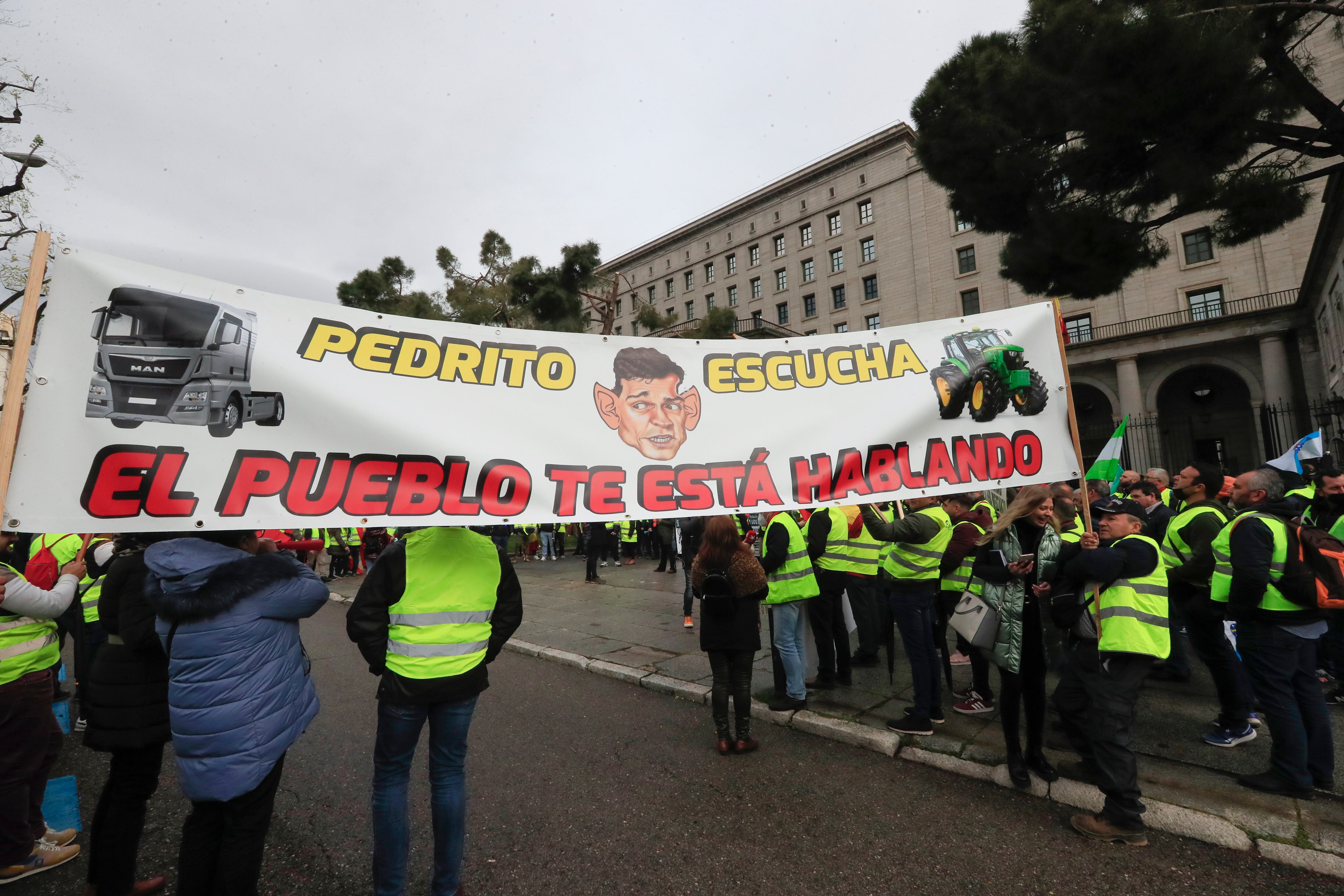 La plataforma de transportistas de mercancías que convocó el paro del sector se manifiesta en Madrid para que el Gobierno &quot;visualice a las miles de familias&quot; que representa el colectivo.