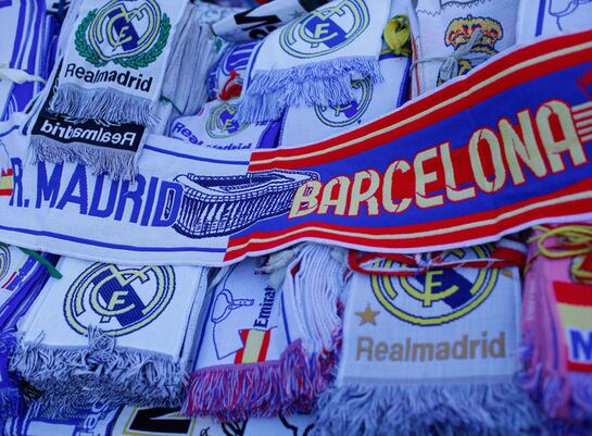 En las bufandas vendidas en las inmediaciones del Bernabéu se preveía el partidazo a presenciar.