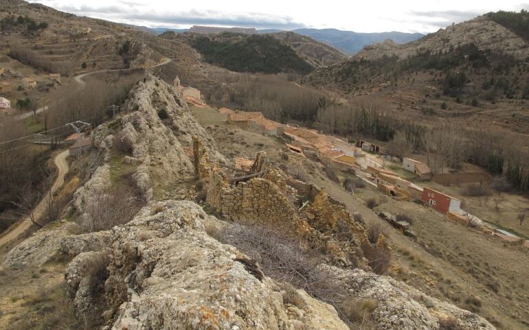 La espina dorsal de San Macario dominando el pueblo entre montañas.