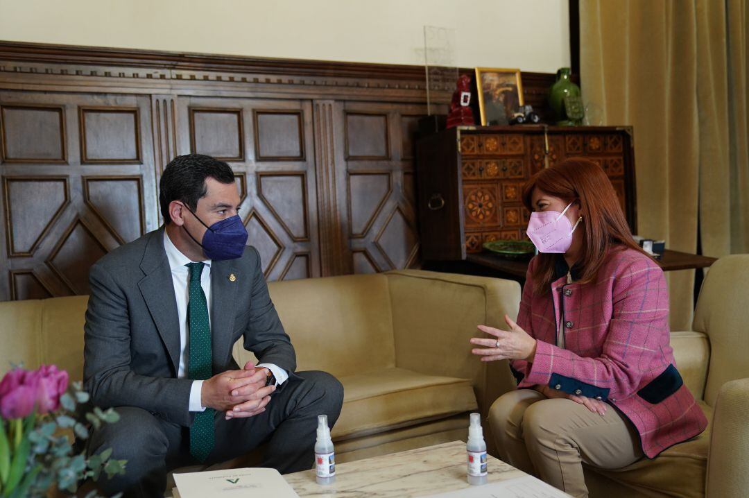 El presidente de la Junta, Juanma Moreno, conversa con la alcaldesa de Úbeda, Toni Olivares, en el Ayuntamiento