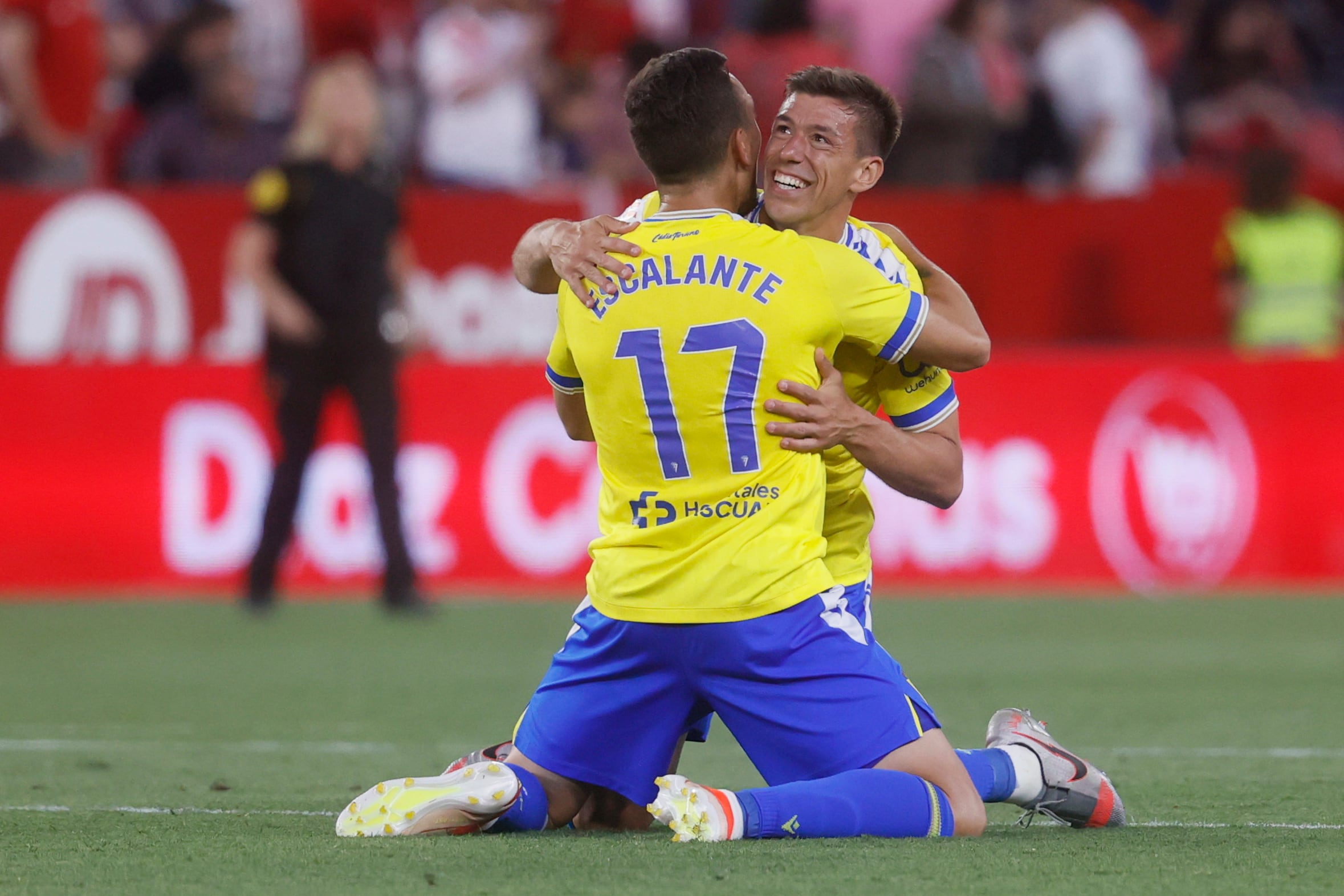 SEVILLA,15/05/2024.- El centrocampista del Cádiz Gonzalo Escalante (i) celebra la victoria con un compañero, al término del partido de Liga en Primer División que Sevilla FC y Cádiz CF han disputado este miércoles en el estadio Ramón Sánchez-Pizjuán. EFE/José Manuel Vidal