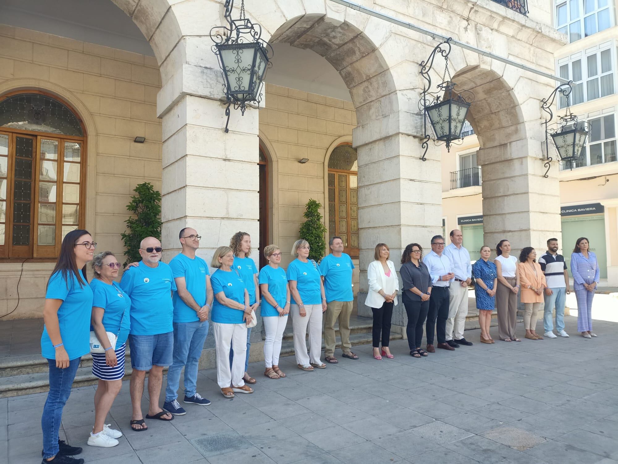 Miembros de la asociación Personas Sordas de Gandia “La Safor”  y de la corporación municipal.