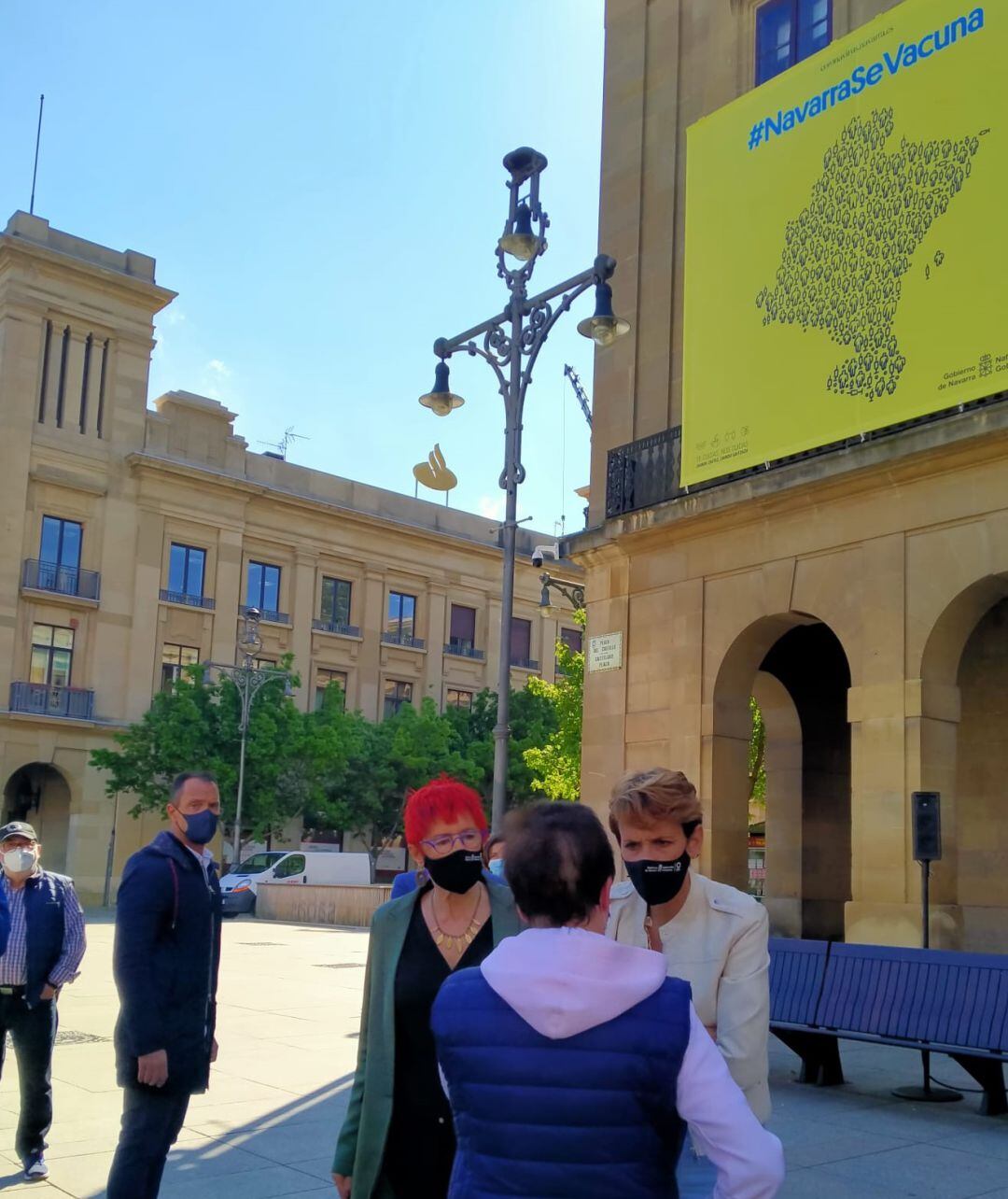 La presidenta de Navarra, María Chivite, y la consejera de Salud, Santos Induráin, respondiendo a las preguntas de una ciudadana durante la presentación de la campaña #Navarrasevacuna.