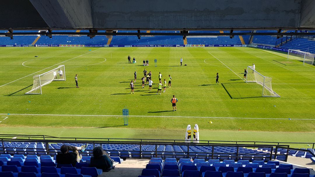 La plantilla del Hércules entrenandose en el Rico Pérez