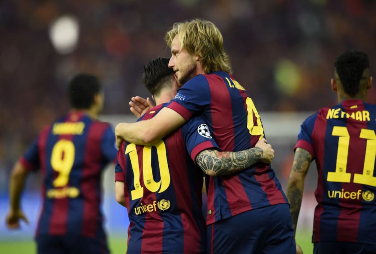 Rakitic se abraza a Leo Messi en la celebración del gol