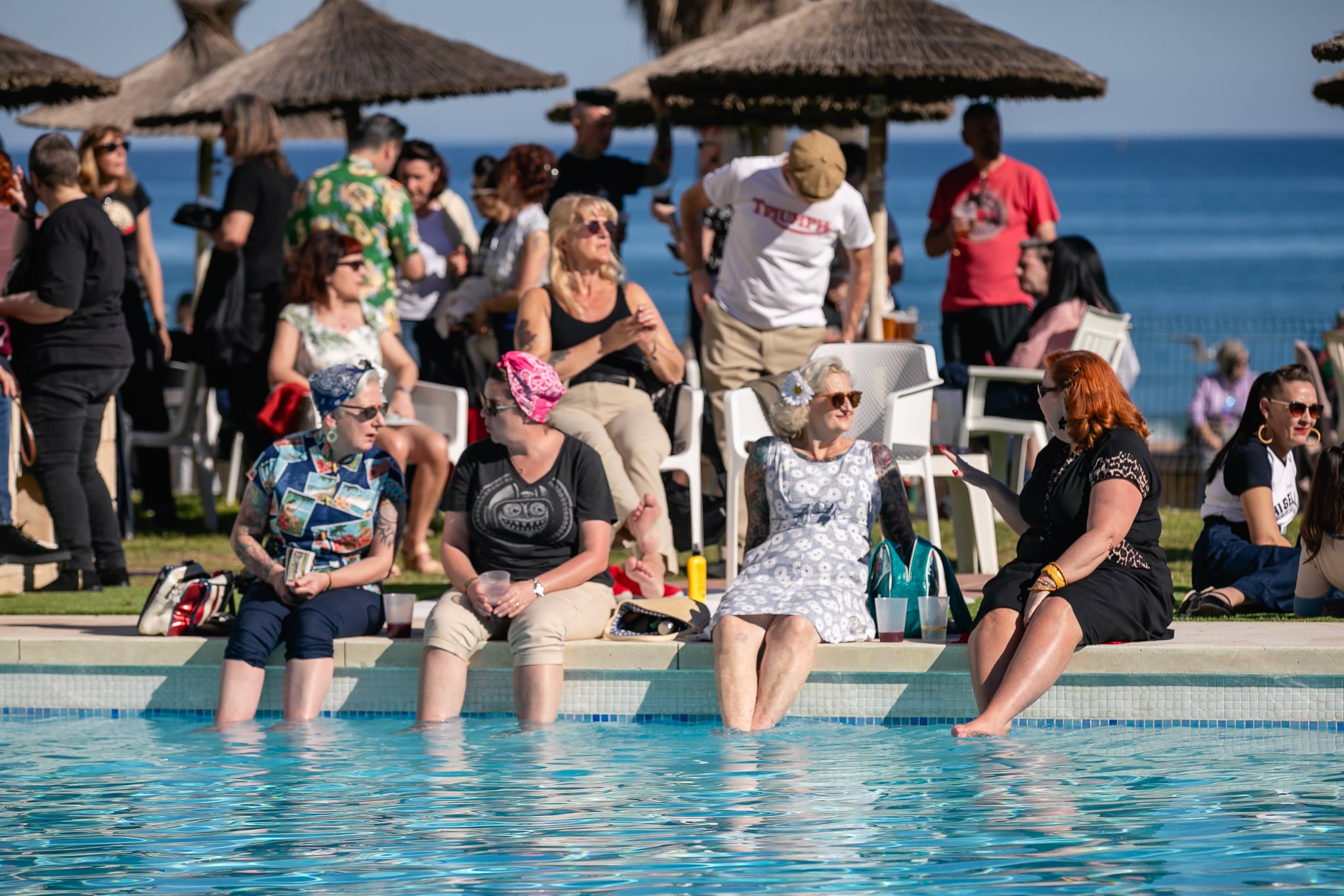 Turistas disfrutando de la piscina de un hotel