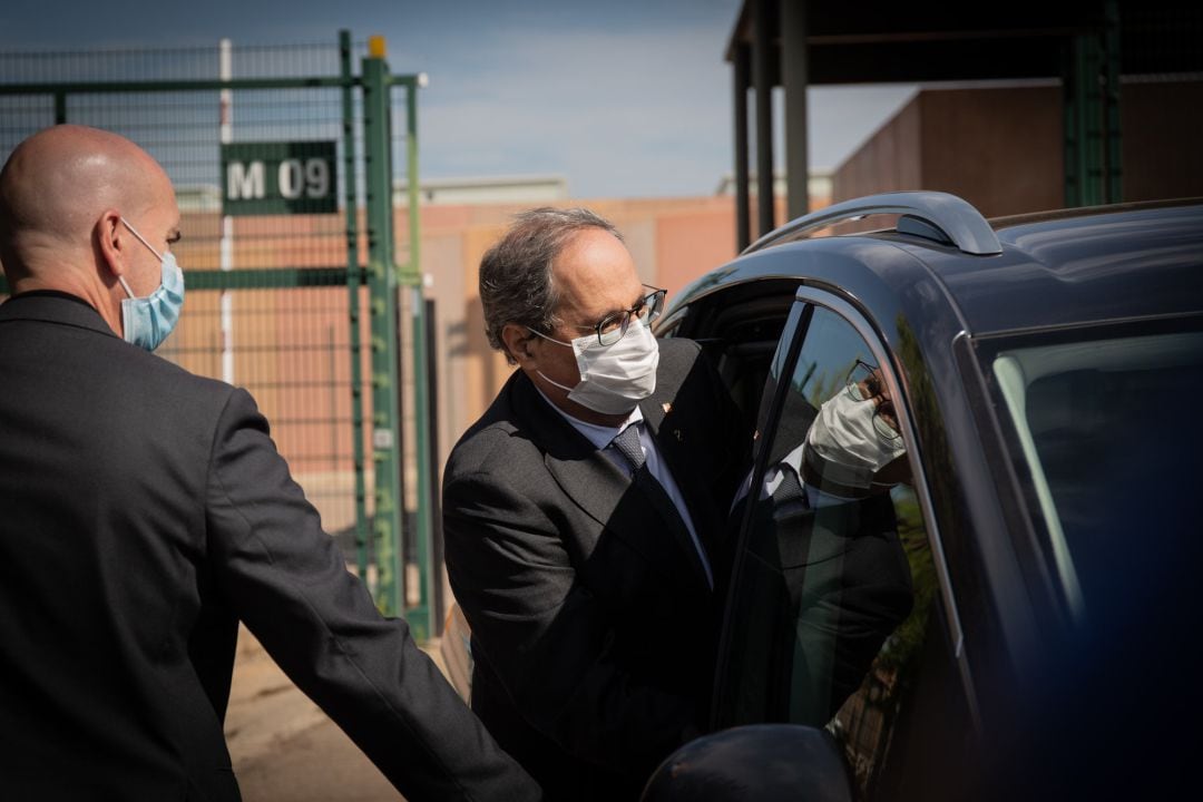 El ya expresidente de la Generalitat Quim Torra entra en un coche tras visitar la prisión de Lledoners