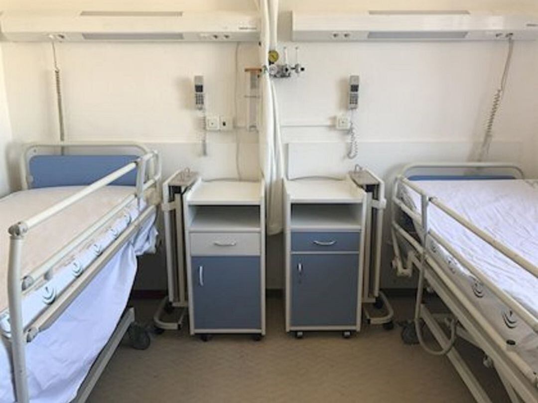 Camas vacías en una habitación de un hospital