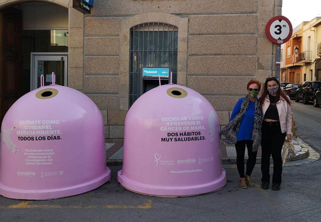 Los dos contenedores rosa colocados en la plaza de España.