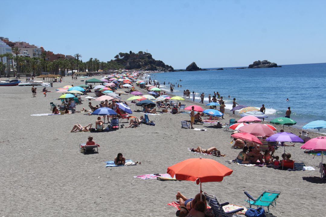 Ambiente en las playas de almuñécar durante el primer fín de semana de Junio