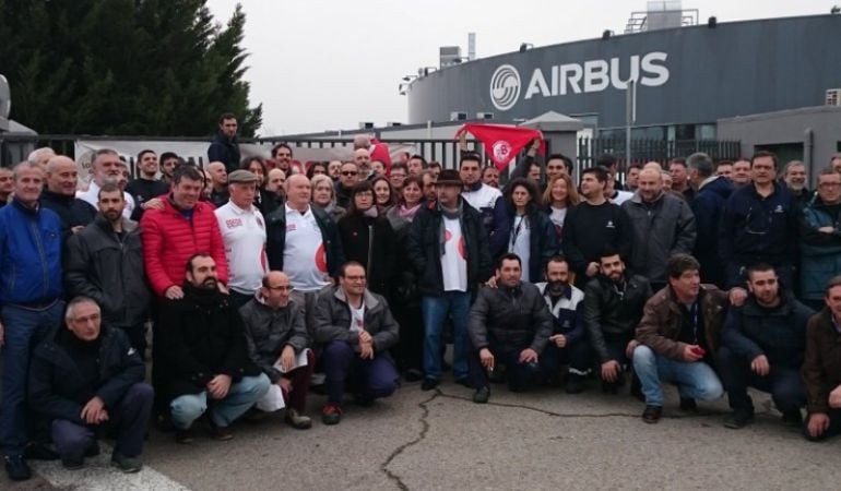 Los diputados de Podemos han visitado la planta de Airbus con los sindicalistas procesados