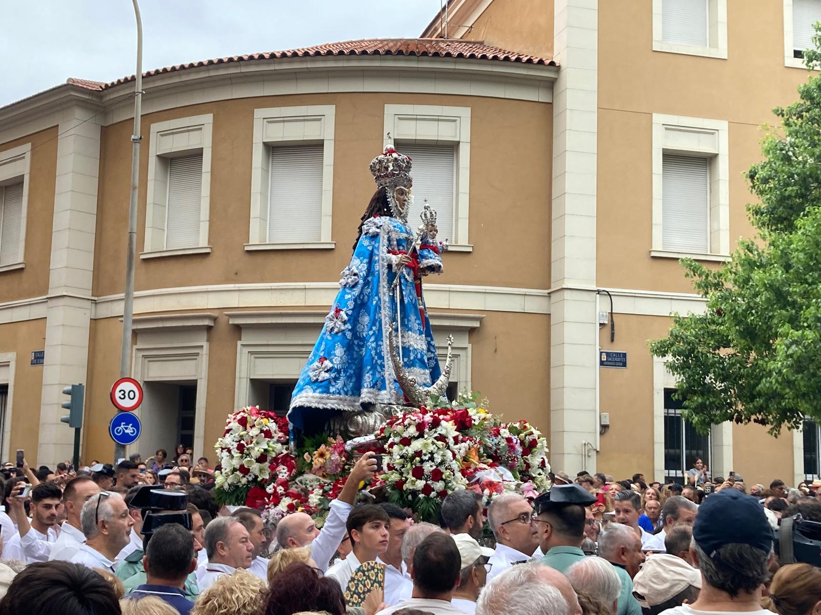La Virgen de la Fuensanta luce este martes en su romería de subida un manto renovado en seda azul con bordados en plata