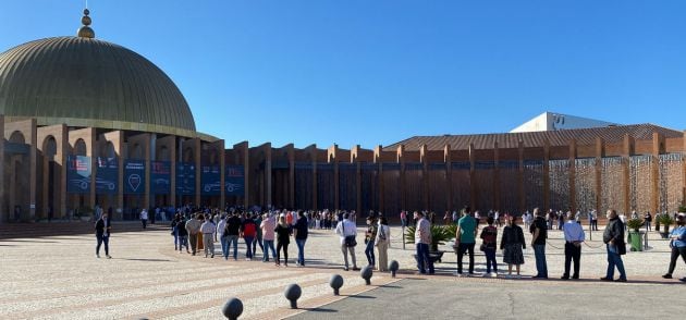 Afluencia de público a las puertas de FIBES antes de la inauguración del 11º Salón del Motor de Ocasión