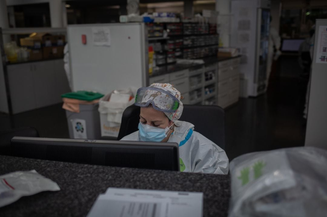 Un trabajador sanitario protegido en una Unidad de Cuidados Intensivos