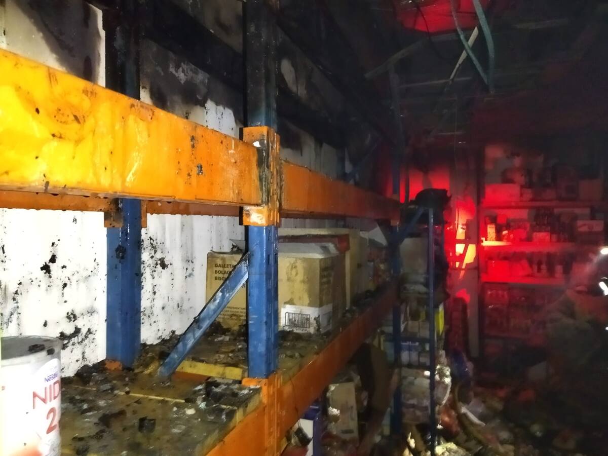 Los Bomberos de Ponferrada sofocan un incendio en un almacén en La Peregrina