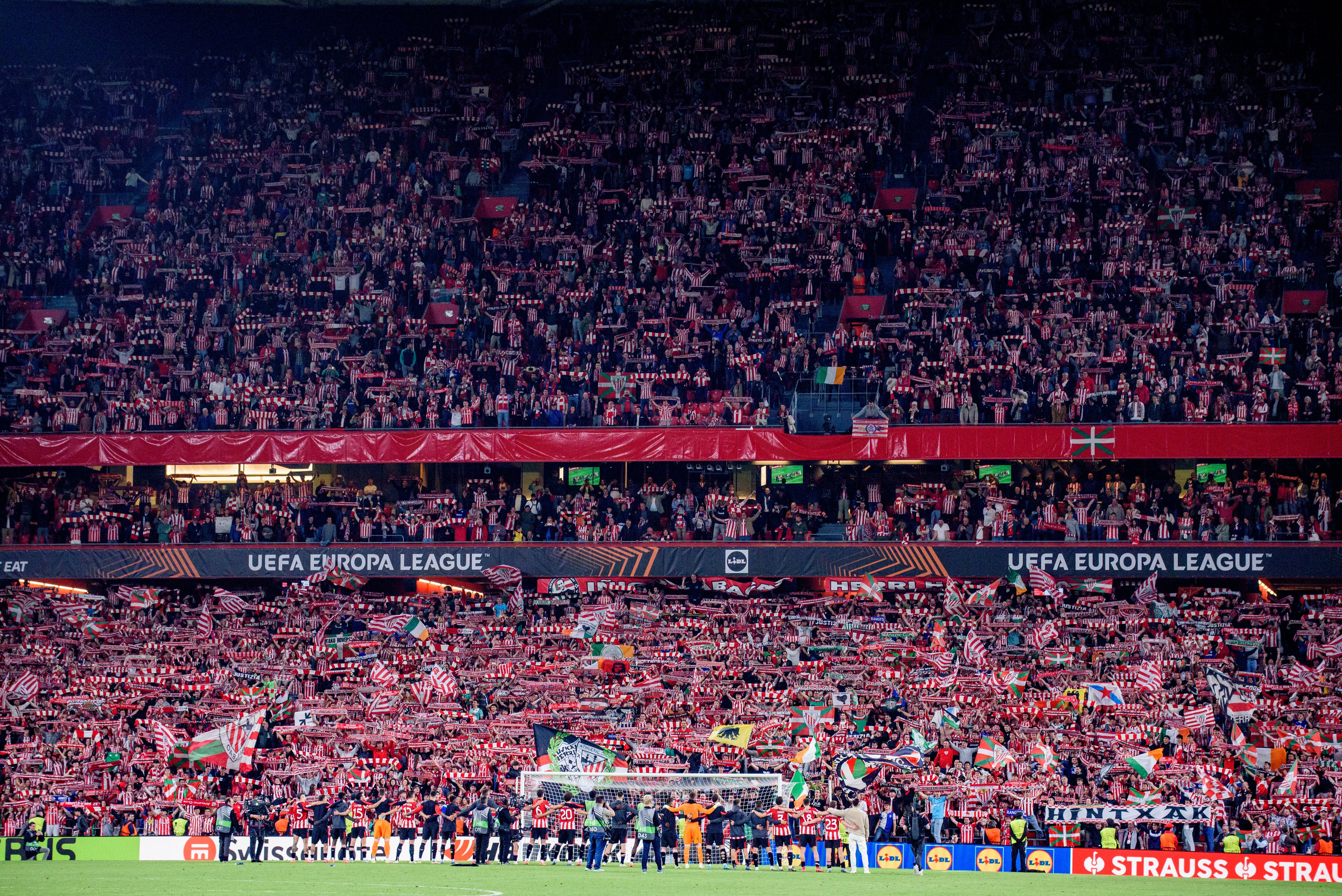 BILBAO (PAÍS VASCO), 17/04/2025.- Los jugadores del Athletic Club celebran su victoria con la afición a la finalización del partido de vuelta de los cuartos de final de la Liga Europa que Athletic Club y Glasgow Rangers FC han disputado hoy jueves en el estadio de San Mamés. EFE/Javier Zorrilla