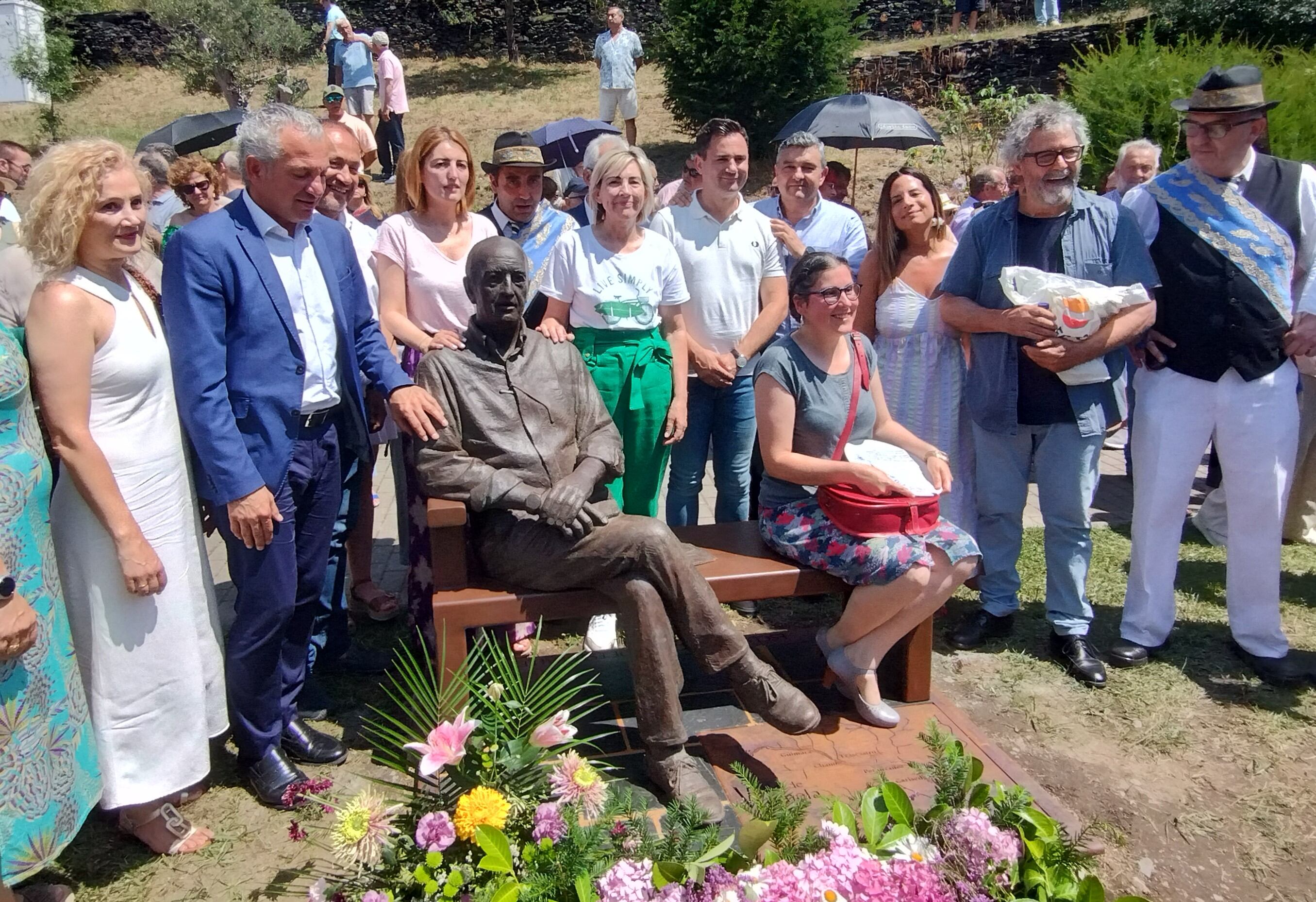 Monumento a Vicente Díaz, rodeado de los asistentes