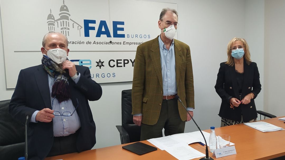 El presidente de FAE, Miguel Angel Benavente, entre el tesorero, Ignacio San Millán y la secretaria general, Emiliana Molero