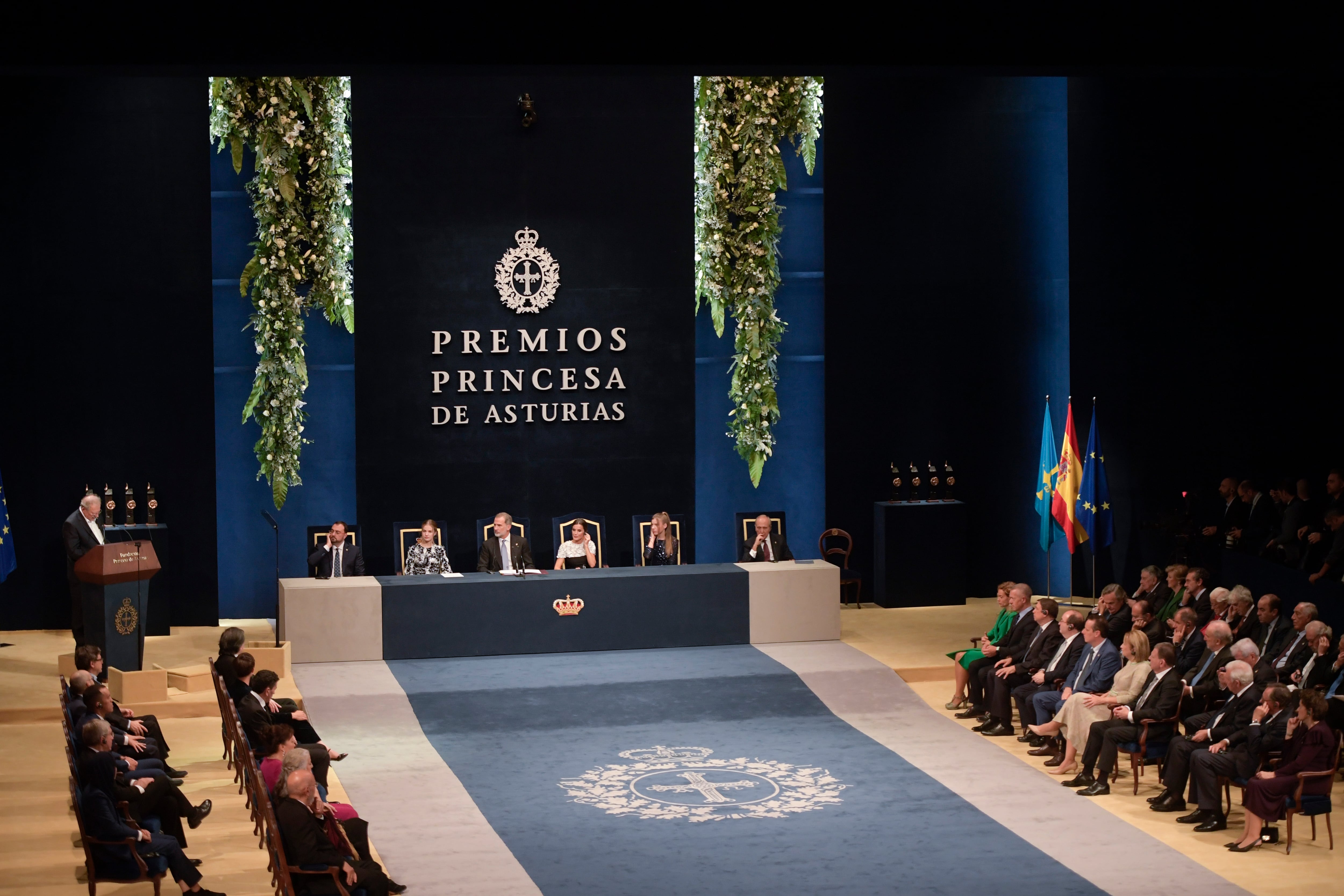 OVIEDO, 28/10/2022.- El rey Felipe y la princesa Leonor presiden la ceremonia de entrega de la 42 edición de los Premios Princesa de Asturias celebrada este Viernes en el Teatro Campoamor de Oviedo. EFE/Eloy Alonso