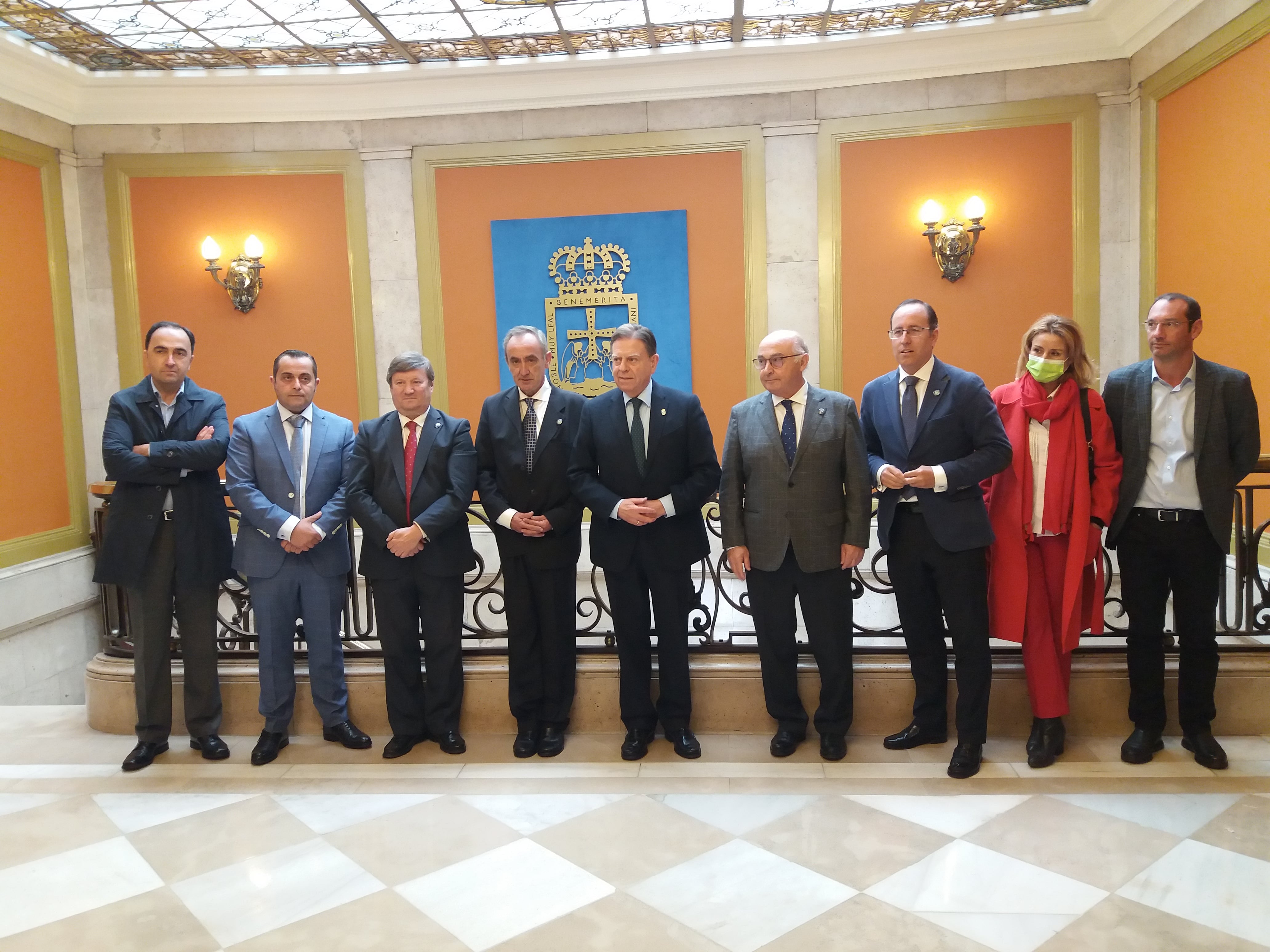 El Alcalde de Oviedo, Alfredo Canteli, posa en el ayuntamiento junto a los organizadores de la recreación histórica de la puesta en marcha del primer alto horno de la fábrica de Trubia