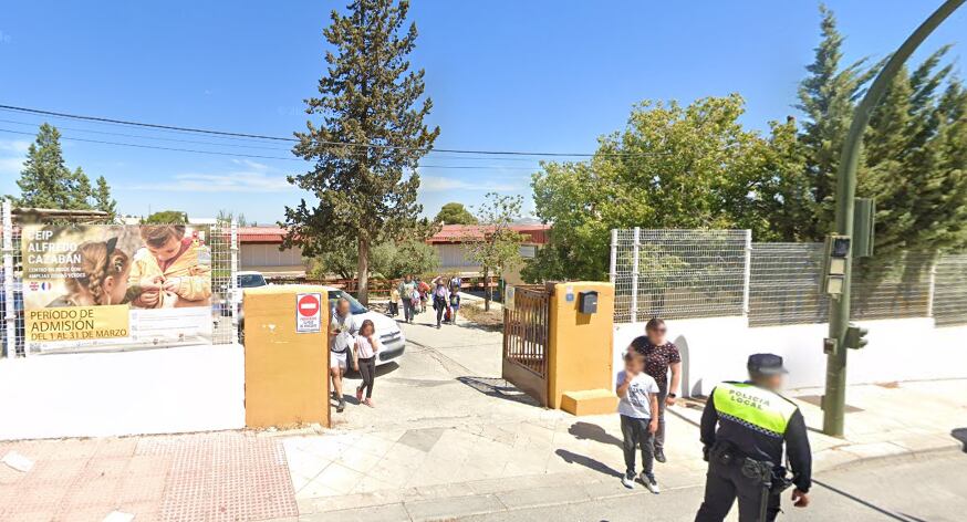 Acceso al Colegio &#039;Alfredo Cazabán&#039; de Jaén.