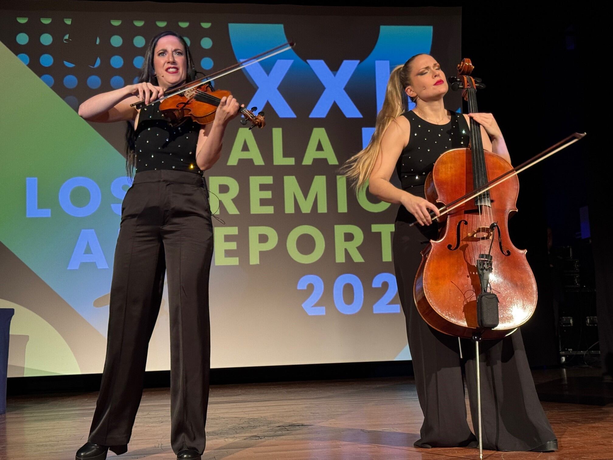 Dúo ‘Cris&Cris’, formado por la violenchelista Cristina Suey y la violinista Cristina Strings. Foto: Ayto. Binéfar