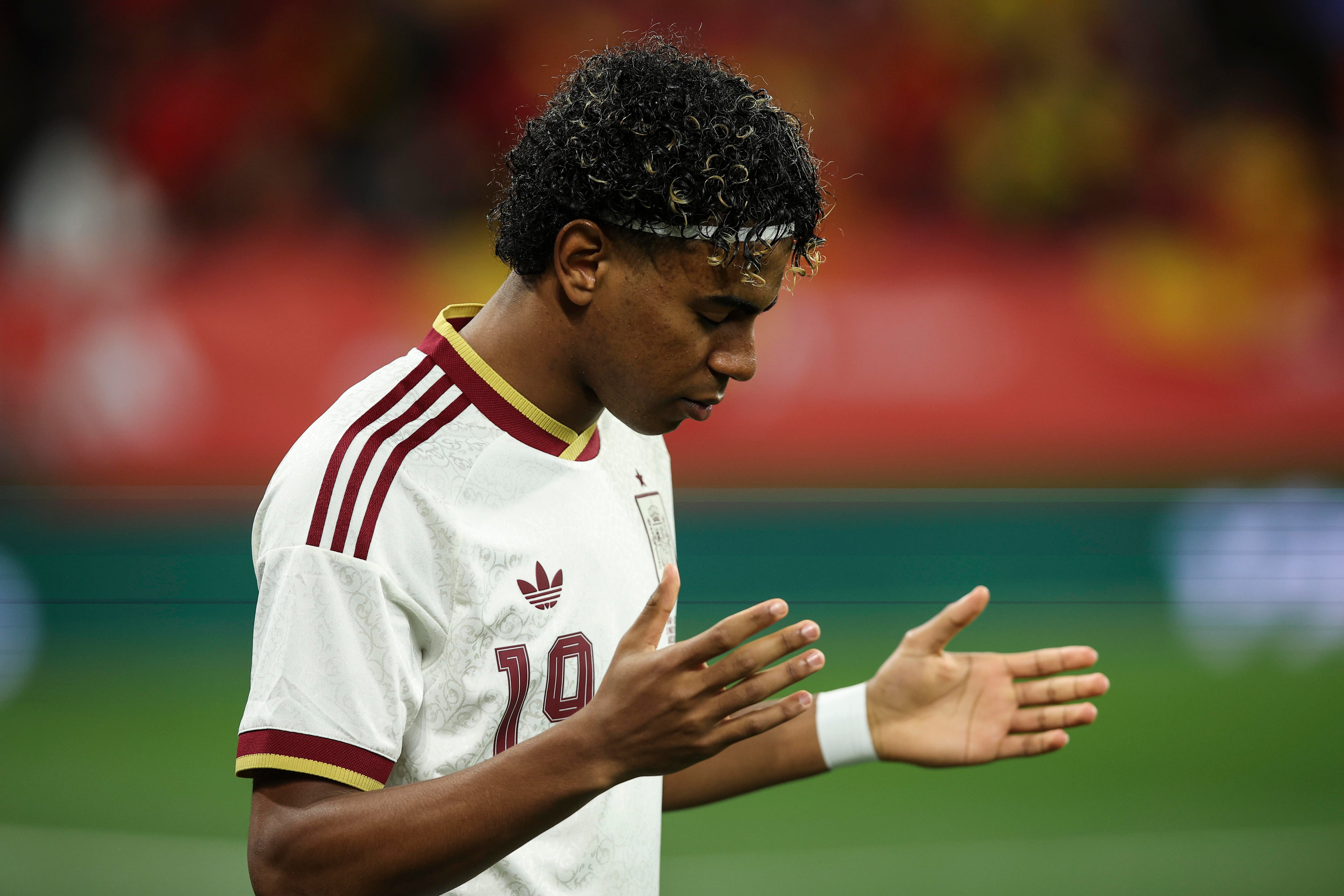 Lamine Yamal reza durante el España-Egipto