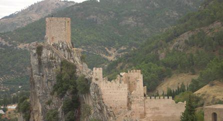 El castillo de origen almohade destaca el el perfil del municipio junto a las ruinas de la iglesia de Santo Domingo